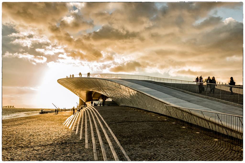 Como uma onda no mar: o edifício completo à beira-rio