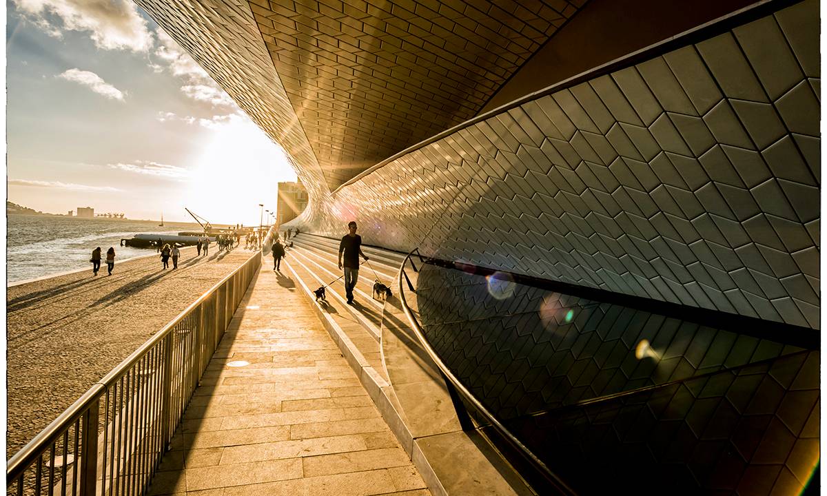 Passeio sob as ondas modernas do MAAT: o melhor pôr do sol