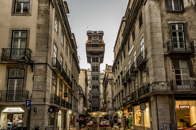 O icônico Elevador de Santa Justa: a poucos passos de distância