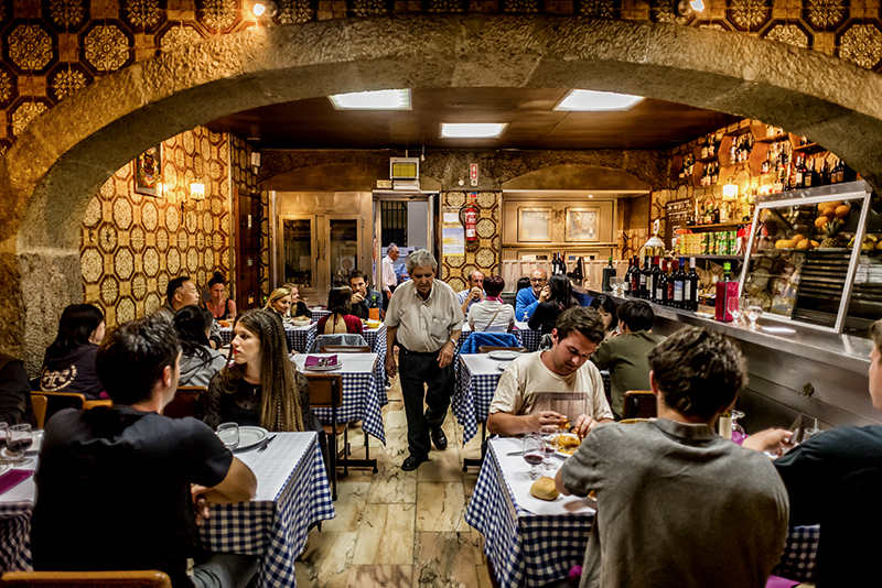 O clima do lugar: ambiente simples, azulejos nas paredes e atendimento à moda antiga