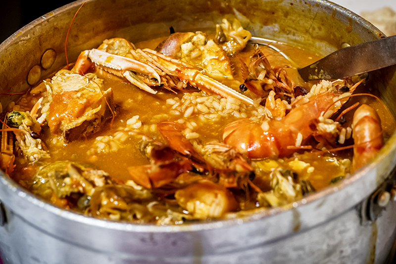 O famoso arroz de marisco servido na panela: atrai multidões