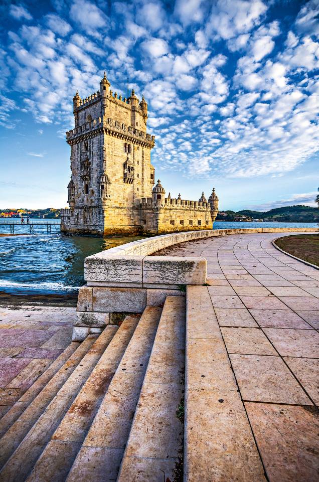A Torre de Belém, junto ao Rio Tejo, protegia a entrada dos navios que chegavam a Lisboa. Inaugurada em 1521, a fachada é repleta de imagens de santos, brasões, cruzes e o escudo real