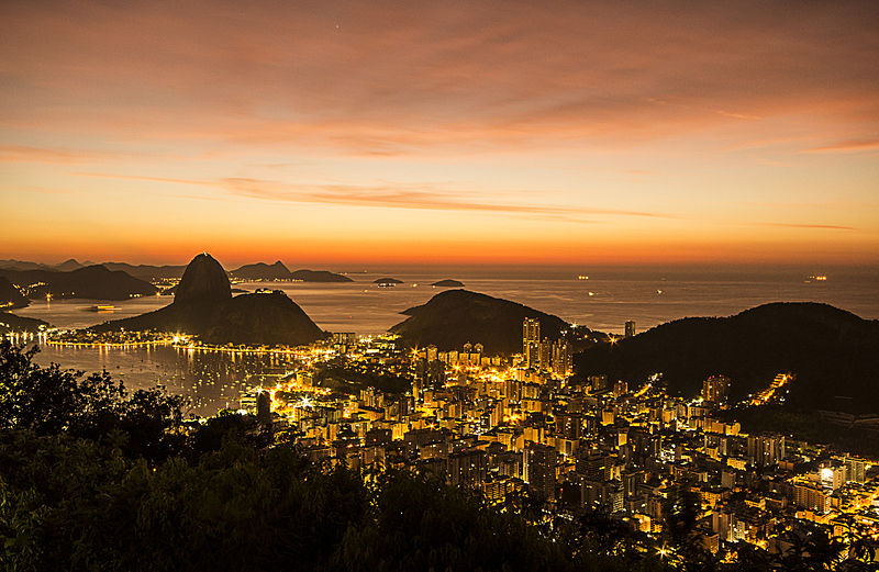 Rio de Janeiro Amanhecer_no_Mirante_Dona_Marta – Rodrigochadi wikimedia commons