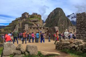 Sítio arqueológico de Machu Picchu no Peru cheio de turistas