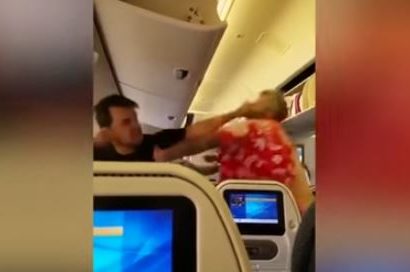 Briga de socos entre dois passageiros de voo entre Tóquio e Los Angeles