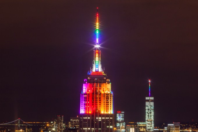 Torre em Nova York iluminada com as cores do orgulho LGBT à noite