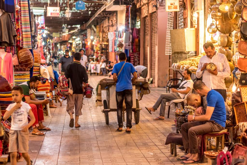 Um dos corredores dos souks: labirintos fascinantes