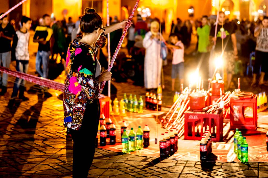 Acerte a garrafa: clima de quermesse durante o ramadã na Praça Jemaa-el-Fna