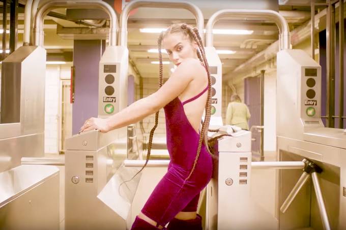 Cantora Anitta cena do clipe Paradinha metrô Nova York