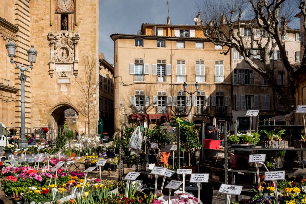 Place de la Mairie: o coração de Aix ainda mais colorido com a feira de flores