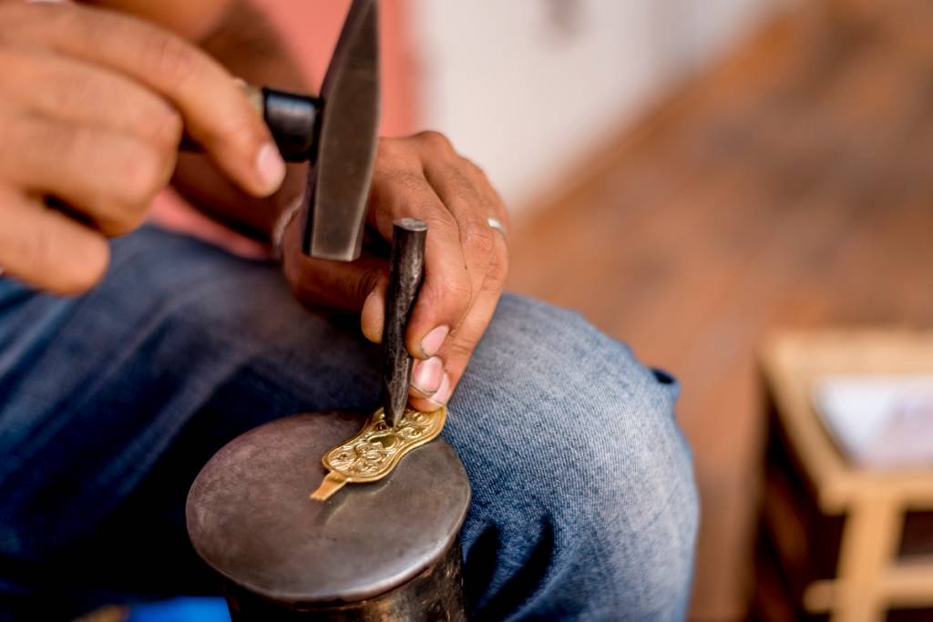 Artesão em ação no souk: perdição das compras