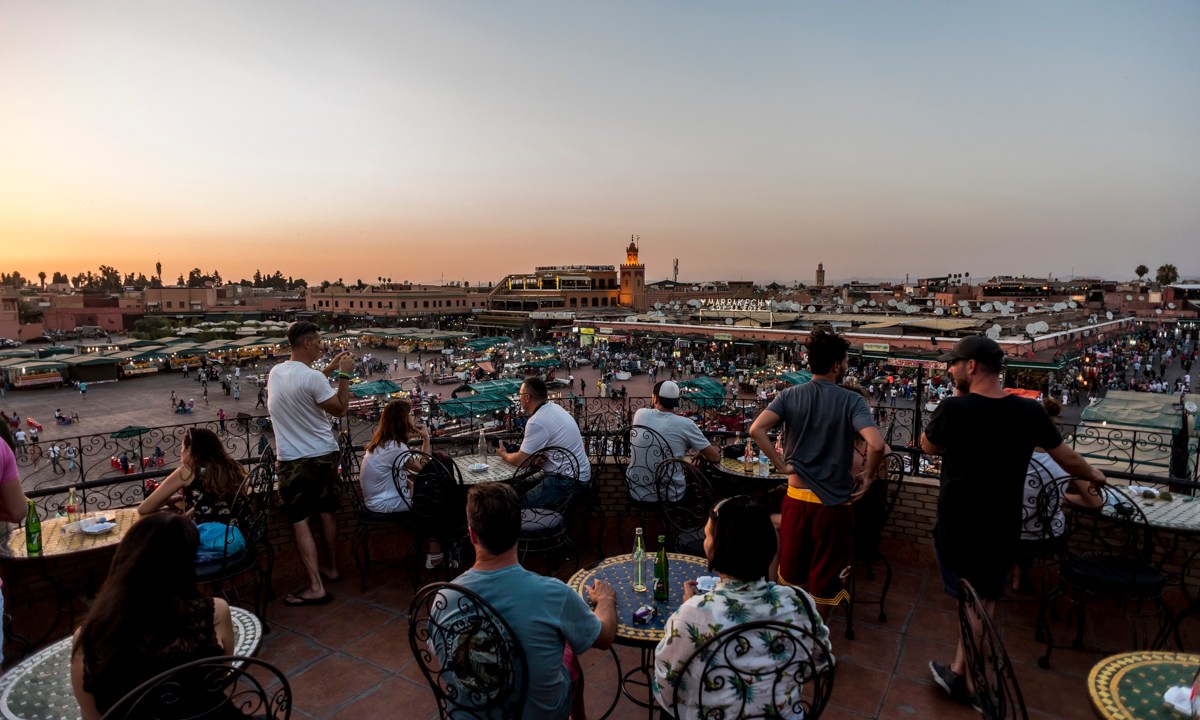 A Praça Jemaa-el-Fna vista de um dos cafés nos arredores: coração de Marrakesh (e do delicioso caos local)