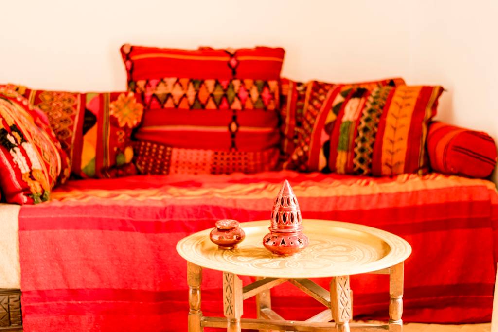 Tapeçaria, velas, cores quentes: como a casa de um amigo (marroquino, claro)
