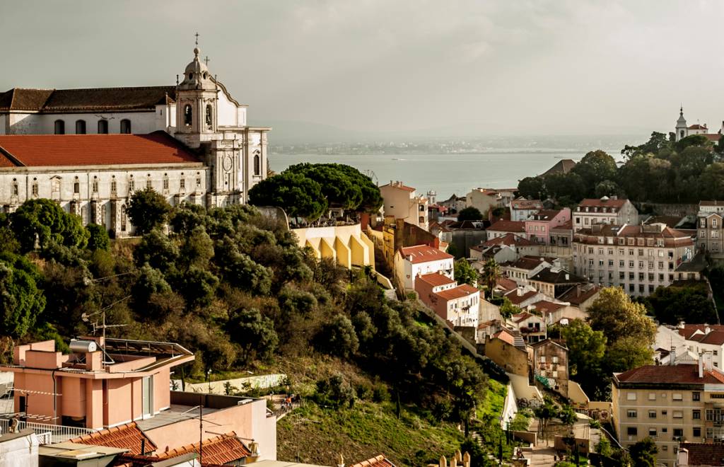 A igreja da Graça (à esquerda) vista de um dos muitos miradouros locais: ares de cidade do interior