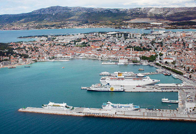Vista aérea do porto da cidade de Split, na Croácia