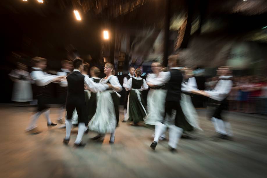 Pessoas dançando durante o festival de Oktoberfest em Blumenau, Santa Catarina