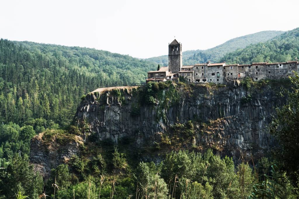 Cidade de Castellfollit de la Roca em Girona, Catalunia, Espanha