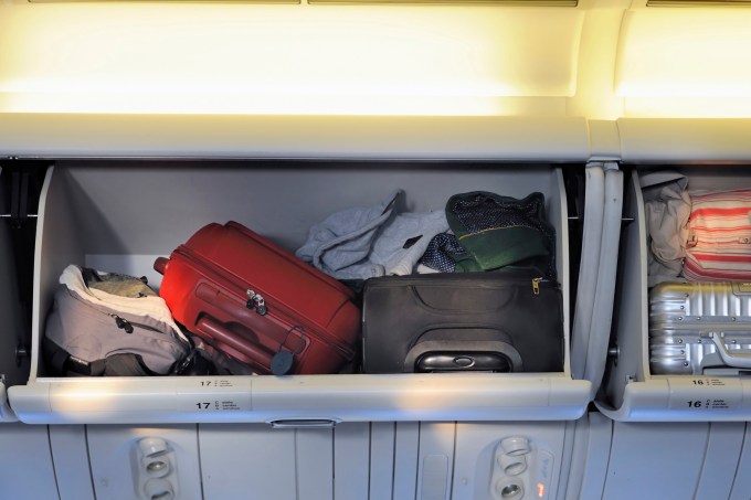 Compartimento de bagagem de mao de cabine de avião vôo comercial