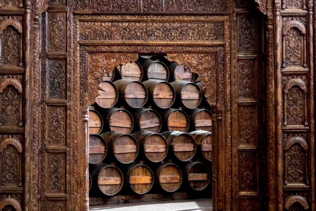 Porta de ares orientais leva à sala de envelhecimento dos vinhos: museu com ares adega - ou seria o contrário?