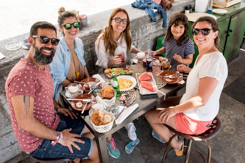 Amigos reunidos em um domingo de muitas calorias