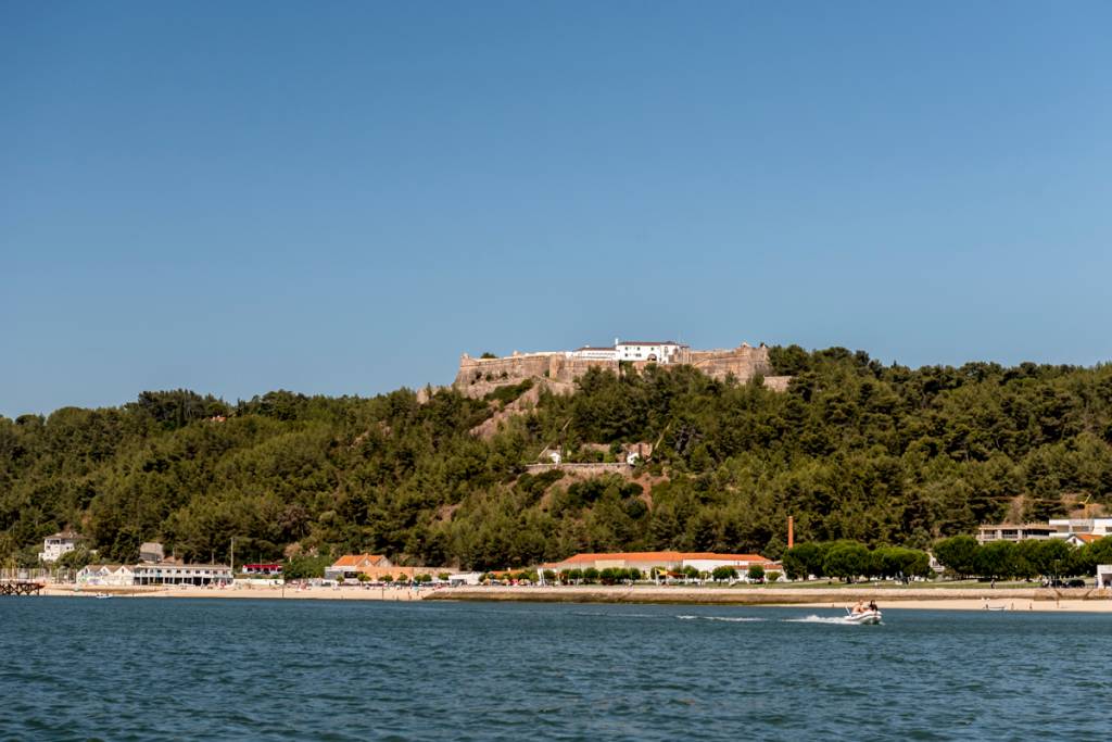 Logo na saída de Setúbal, o Forte de São Filipe: natureza e história