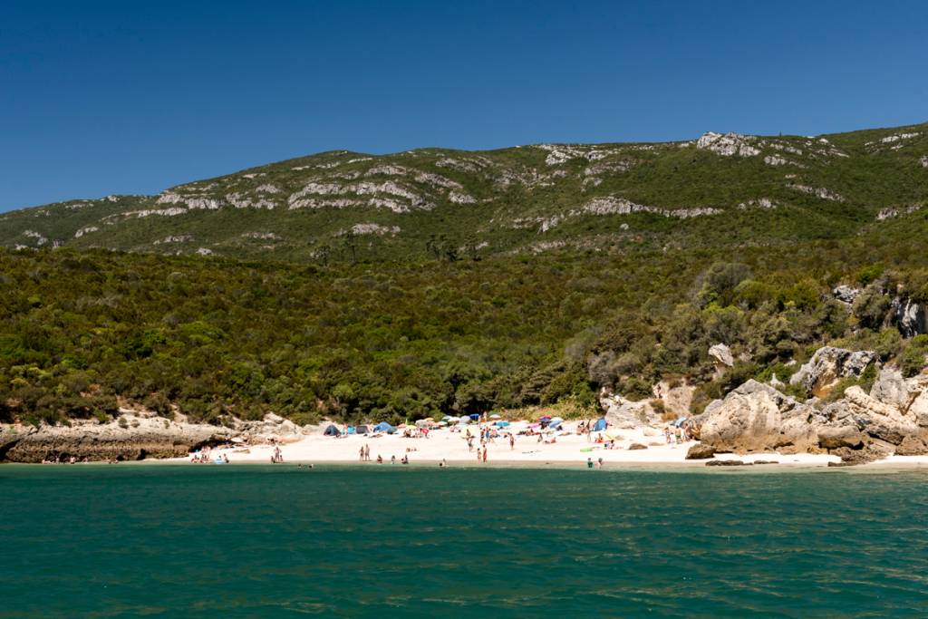 A Praia dos Coelhos: menos famosa e tão linda quanto a vizinha Galapinhos