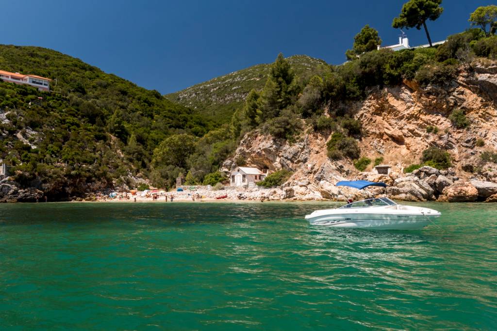 A Praia de Alpertuche: mil tons de verde