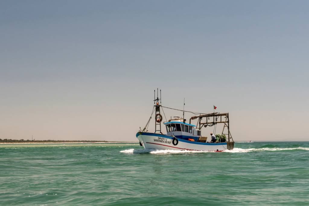 Um barco pesqueiro no caminho: a região é famosa pelos peixes e frutos do mar