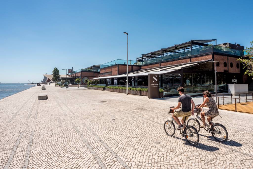 O exterior do SUD: bem ao lado do MAAT, no calçadão de Belém