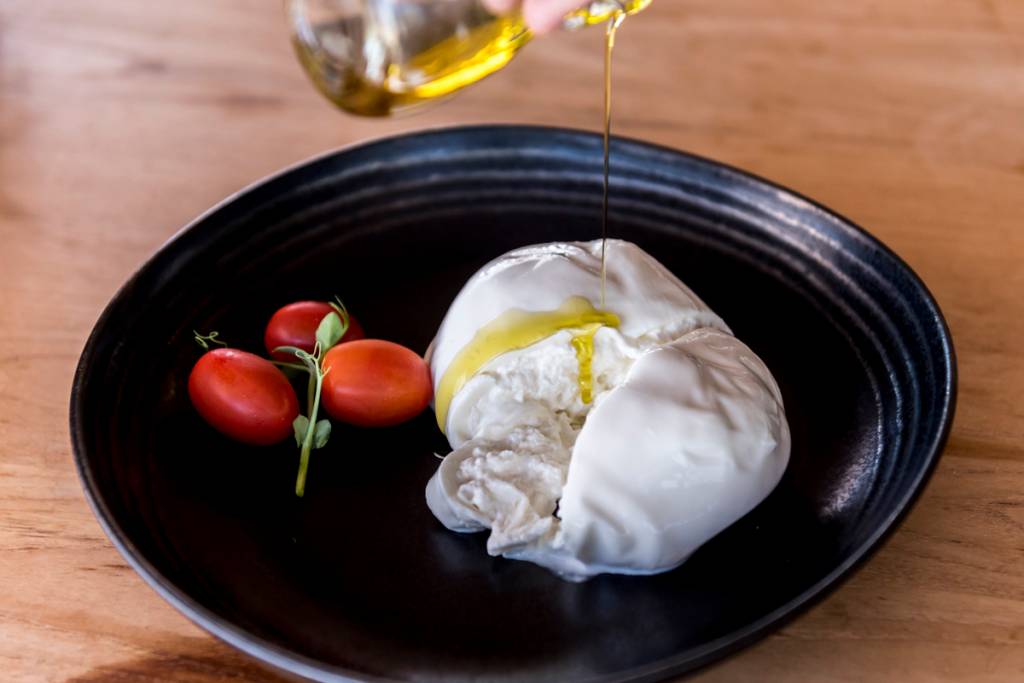 A cremosa burrata: voo de avião direto da Puglia, na Itália