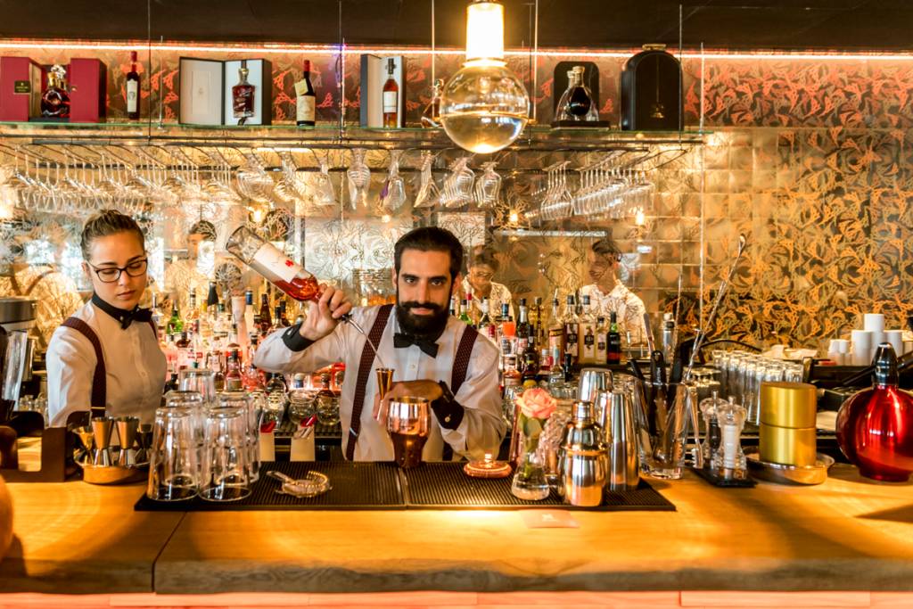 O barman e suas criações: aberto até 2h da manhã