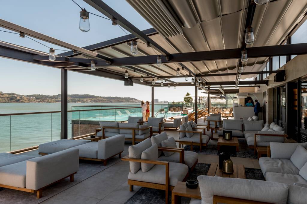 Lounge no terraço, ao lado da piscina: bar aberto depois das 18h