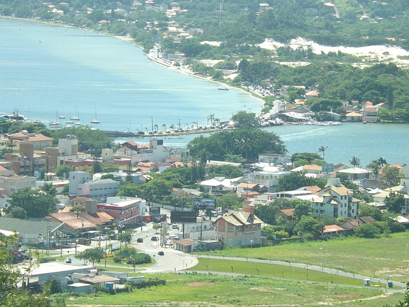 Florianópolis – Mirante_Lagoa_da_Conceição_-_panoramio_(2) Larissa Fraga – Wikimedia Commons