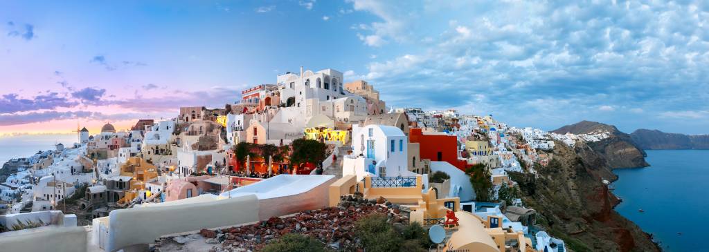 Foto panorâmica de Oia, na ilha de Santorini, Grécia