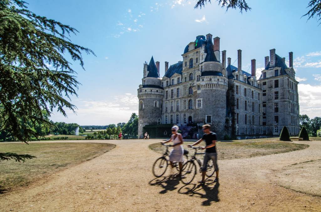 Ciclistas na região do Châreau de Brissac, França