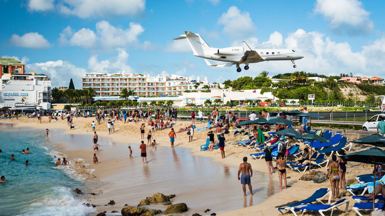Praia Maho, no Caribe