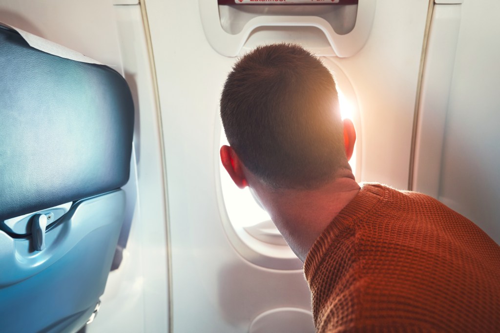 Comissário impede que passageiro abra a porta do avião em voo da Delta Airlines