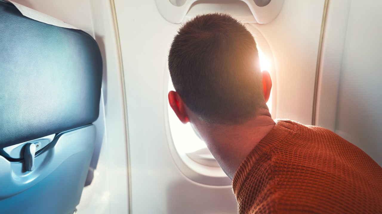 Comissário impede que passageiro abra a porta do avião em voo da Delta Airlines