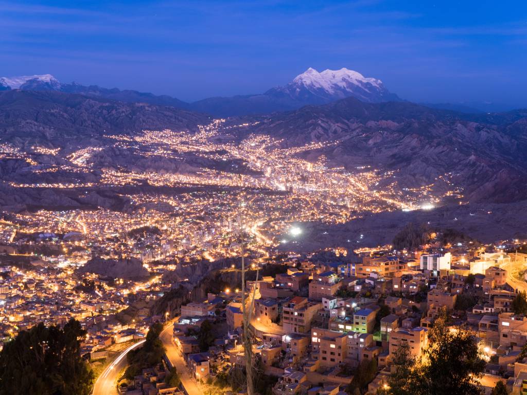 La Paz capital da Bolivia a noite com monte Ilimani ao fundo