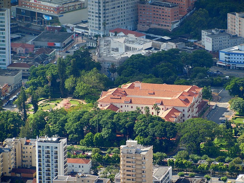 Praça José Affonso Junqueira, Hotel Palace e Thermas Antônio Carlos: os clássicos do Centro de Poços de Caldas. Crédito: