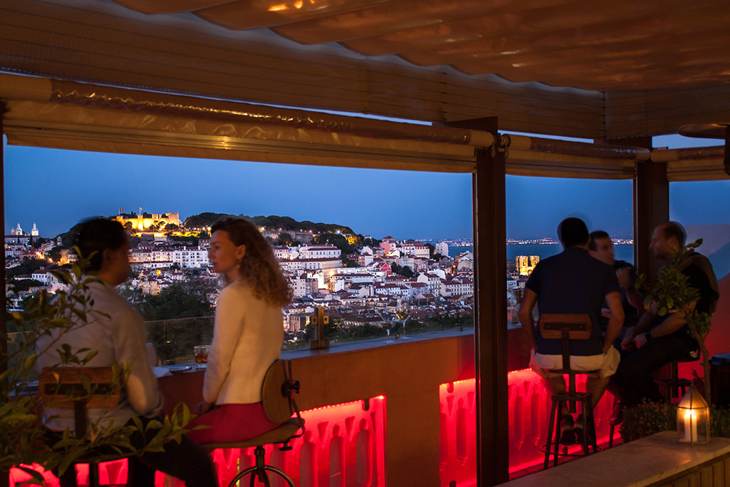 The Insólito rooftop bar em Lisboa, Portugal