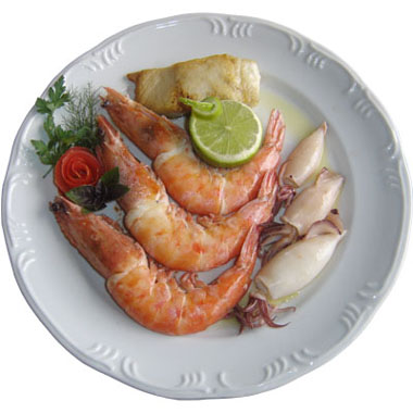 Quem diria que, ao viajar pela Fernão Dias, você pudesse comer um prato com camarão, peixe e lula? Crédito: