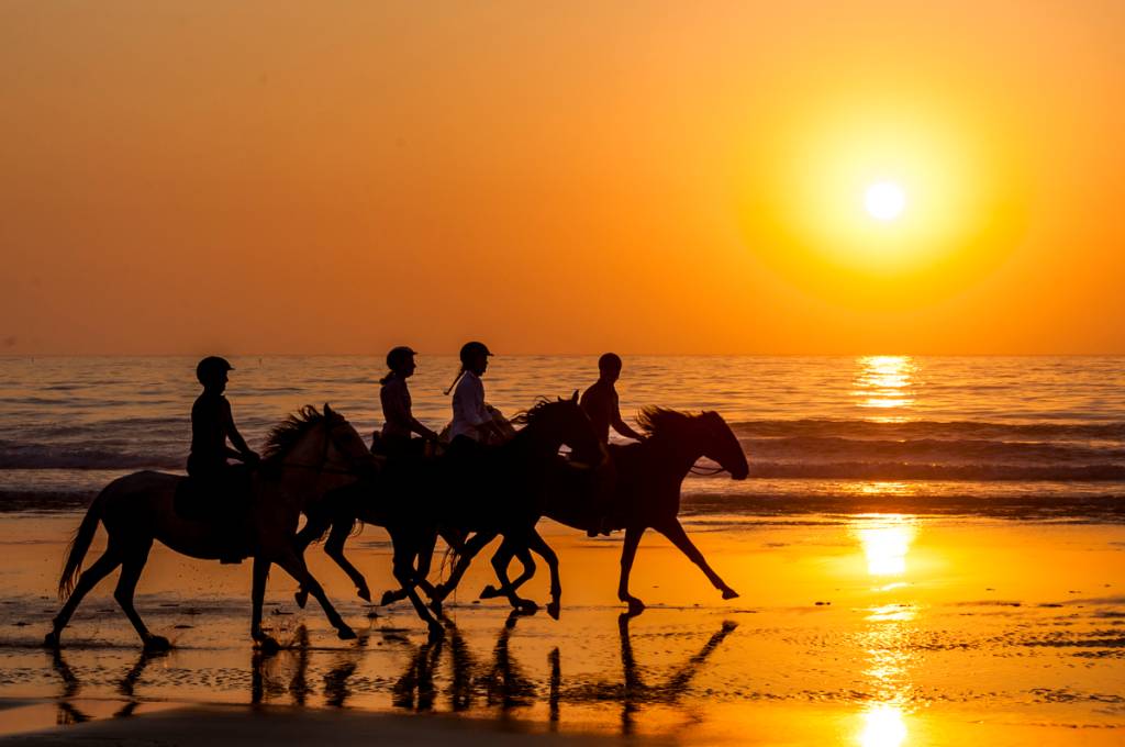 Passeio a cavalo na Praia do Malhão, em Vila Nova: belo cenário