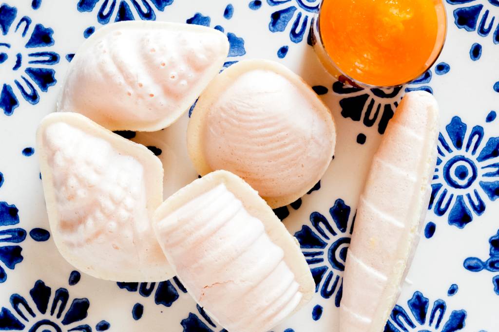 Os tradicionais ovos moles: envolvidos numa massinha de hóstia ou em copinho, para comer de colher