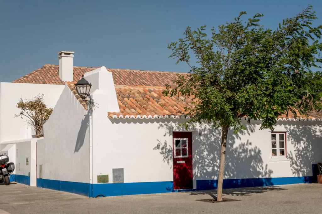 Casinha típica de Porto Covo: fachada branca e portas e janelas coloridas
