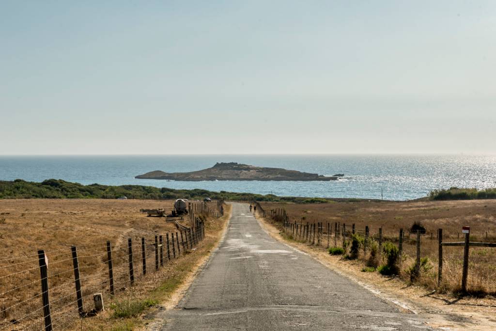 A Ilha do Pessegueiro, ao sul da vila: inspiração de música