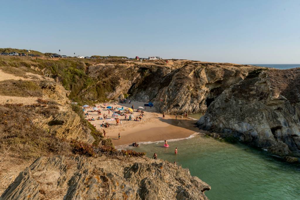 A Praia do Serro da Águia vista do alto da falésia: segredinho local