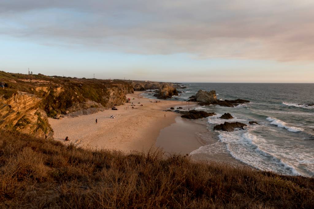 A Praia da Samouqueira: rochedos desenham belas paisagens