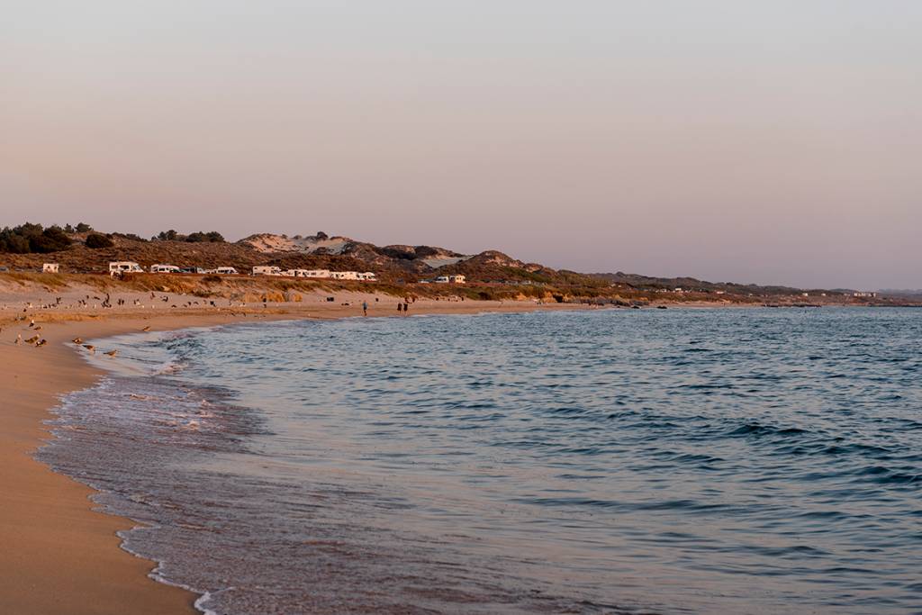 O extenso areal: águas ora calminhas, ora boas para o surfe