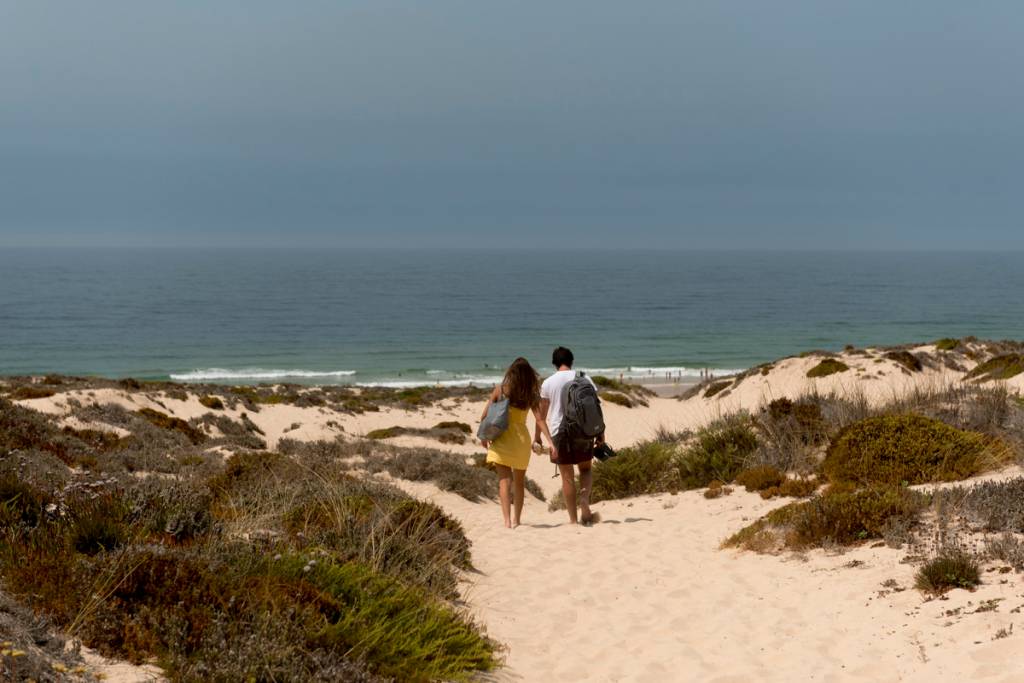 A Praia do Malhão, a 4 quilômetros do centro: escoltada por lindas dunas